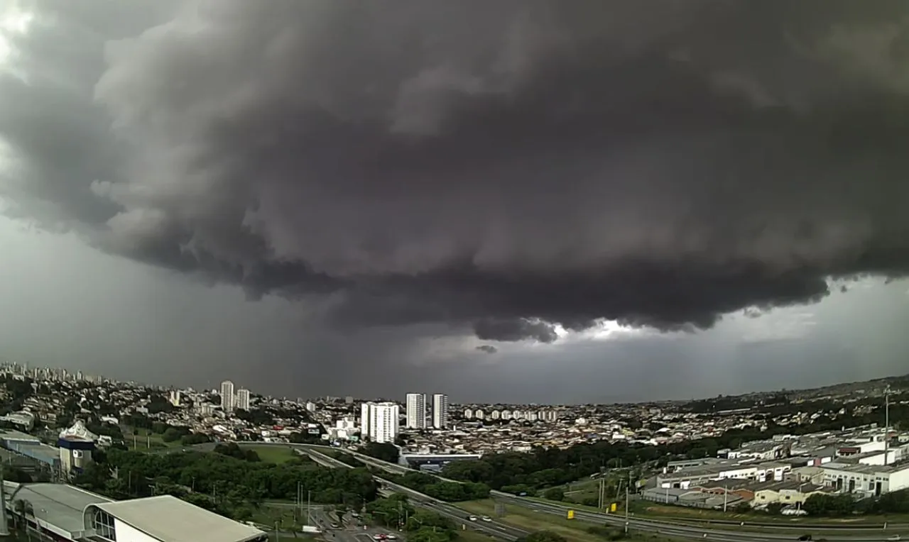 A imagem mostra a chegada da chuva intensa em um cidade paulista